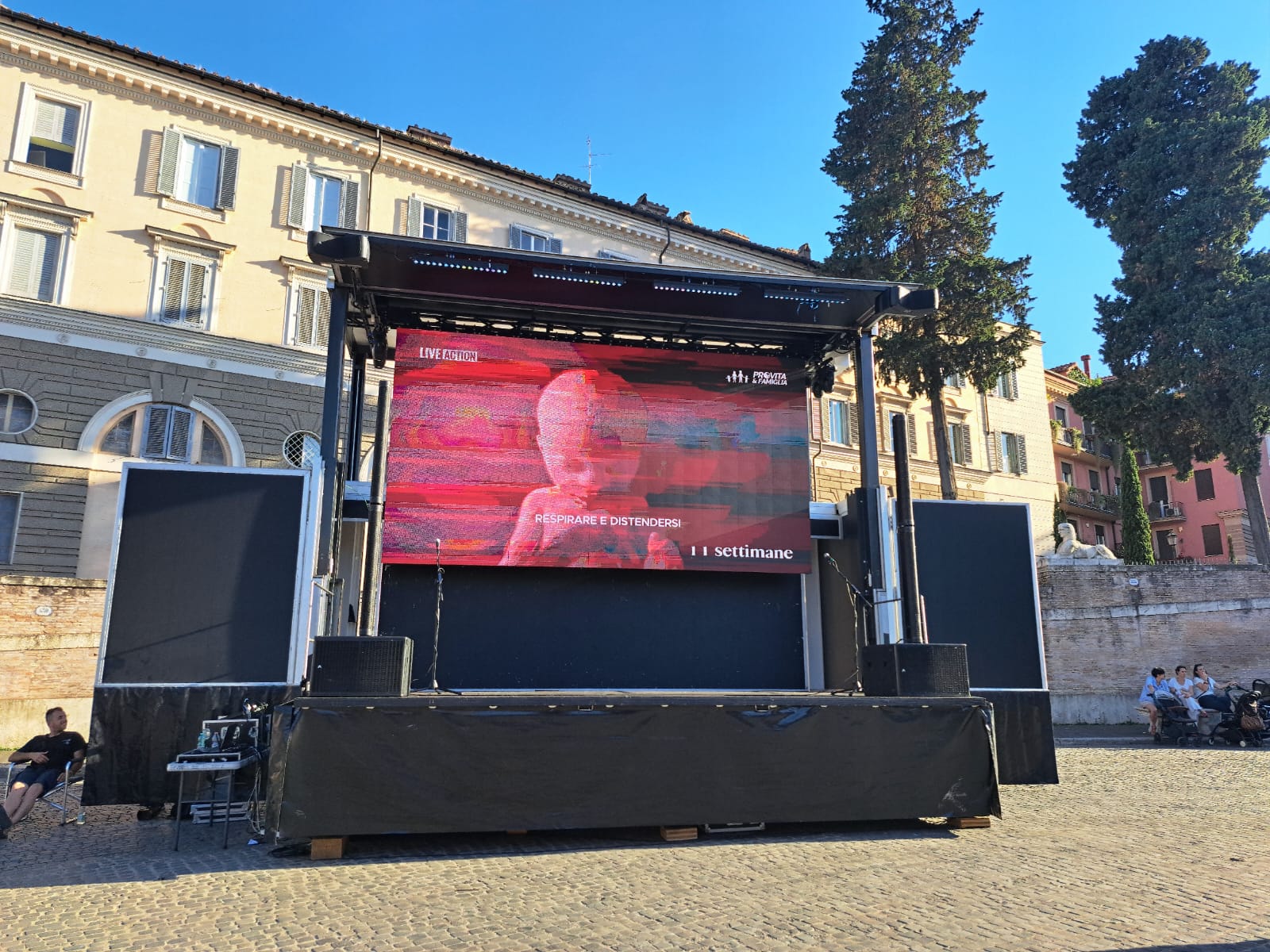 Nostra maxi proiezione in piazza a Roma di “Baby Olivia”, il video sullo sviluppo umano in gravidanza. Coghe: «Spiegare nelle scuole come inizia la vita». Prossima tappa venerdì 19 luglio a Bologna 1